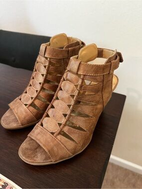 Women’s Naturalizer Brown Cutout Peep-Toe Heels, Size 8.5, EUC